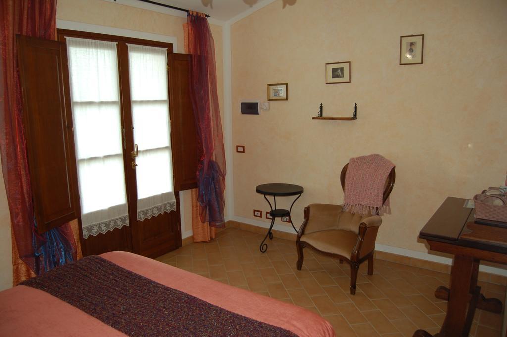 Agriturismo "Le Rondinelle" Valiano Chambre photo