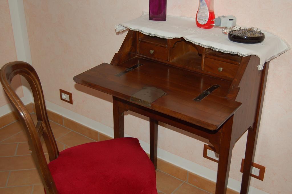 Agriturismo "Le Rondinelle" Valiano Chambre photo
